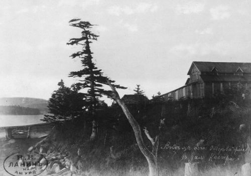 Вид на остров Обсерватории в заливе Де Кастри, куда, по легендам, и перебралась с Сахалина Сонька-Золотая ручка. Фото сделано известным дальневосточным фотографом и коммерсантом царских времен Владимиром Васильевичем Ланиным. 