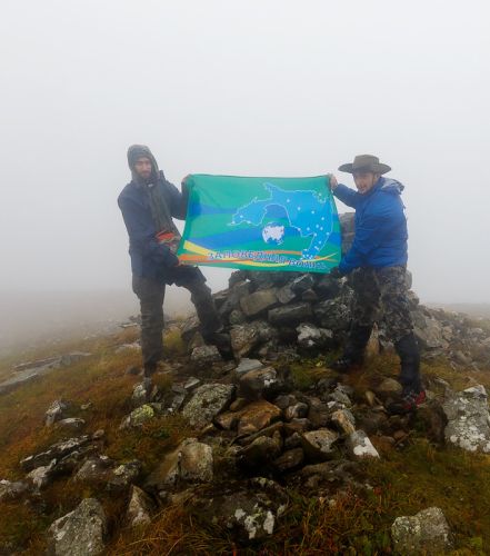 Заповедный флаг на заветной вершине Аник. Фото © Александра Хитрова