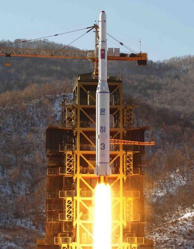 До сих пор США все время подвергали КНДР радикальной ядерной угрозе. Эта ядерная угроза и шантаж продолжались, увы, десятки лет. Подобная ситуация вынудила КНДР обрести силы ядерного сдерживания для защиты своего суверенитета 