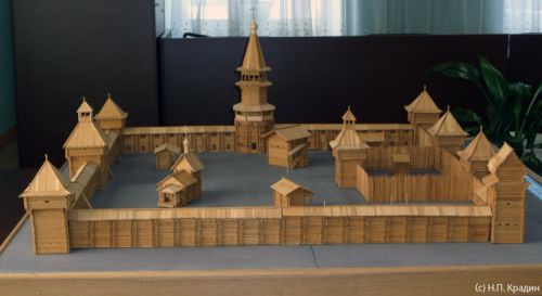 Несколько лет назад очень точный макет-реконструкцию острога создал удивительный хабаровский ретро-архитектор и краевед Николай Крадин. 