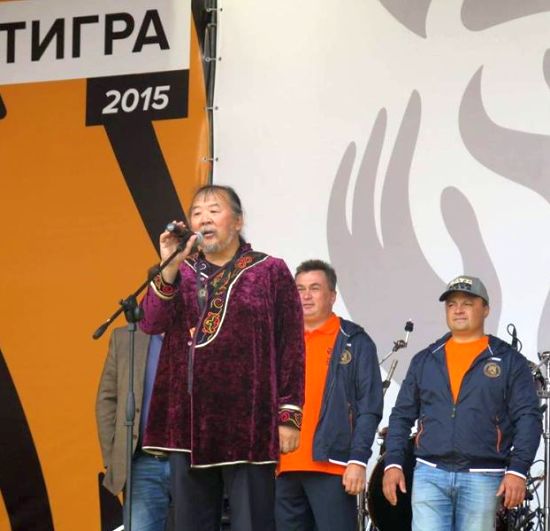 День тигра-2015 во Владивостоке. С микрофоном Павел Суляндзига, на заднем плане (слева направо) губернатор Приморья Владимир Миклушевский и мэр Владивостока Игорь Пушкарев.