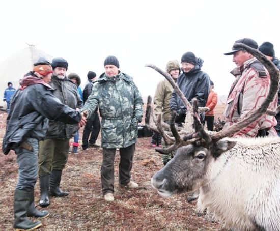 Полпред в ДФО Юрий Трутнев у оленеводов. Фото: правительство ЧАО