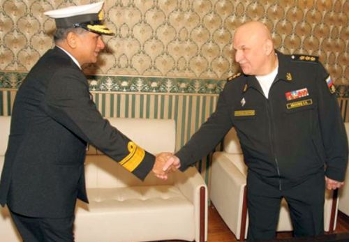 Командующий Восточным флотом Военно-морских сил Индии контр-адмирал Бисваджит Дасгуптай и командующий Тихоокеанским флотом адмирал Сергей Авакянц (слева направо) 