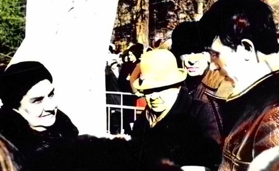 Летчицы Валентина Степановна Гризодубова и Вера Федоровна Ломако (на первом плане, слева направо). Справа - секретарь райкома ВЛКСМ Никитин, рядом - бывший связист и чекист Дмитриев. Встреча в с. им. Полины Осипенко Хабаровского края, 1977 г.