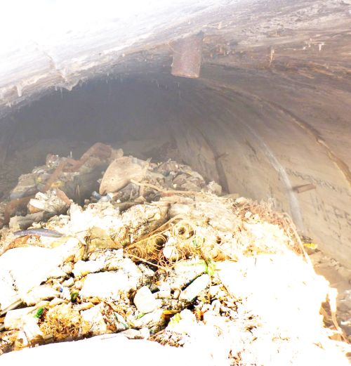 Свалка начинается от входа в тоннель. 25.10.2017.  Фото В. Меринова