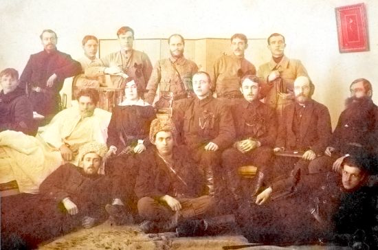 Я.И. Тряпицын и члены Николаевского исполкома. Апрель 1920 г. Яков Тряпицын (в белом на кровати), по левую руку от него Волков, по правую - Нина Лебедева, рядом с ней Бузин, верхний ряд второй справа Яхонтов, средний ряд второй справа Эйхе.