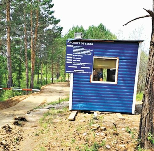 Мы выехали на место, чтобы встретиться с подрядчиками, но дальше КПП нас не пустили. Фото: из личного архива