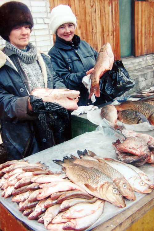 На рынке еще свободно торгуют белорыбицей. Фото Сергея Балбашова.
