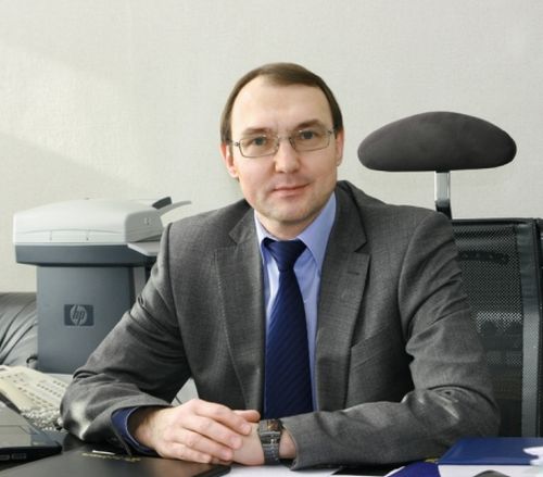 Среднемесячная заработная плата ректора ХГУЭП Юрия Плесовских за 2016 год - 435 631 руб. Если зарплата рядового преподавателя 15 тыс. руб., а доцента 25-30 тыс. руб., какую разницу разрыва мы имеем? Фото: ХГУЭП