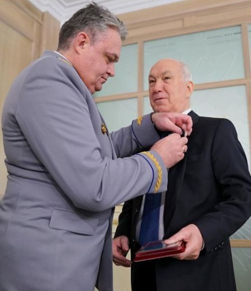 Мэр Хабаровска Александр Соколов получил медаль «За заслуги в охране дальневосточных рубежей» от главного хабаровского пограничника генерала Игоря Бондарева