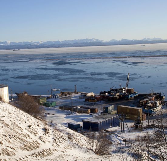 В Тиличиках, на причале №35, идет во всю выгрузка грузов.