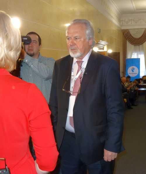 Интервью дает редактор газеты «Московский комсомолец» Павел Гусев: Деградируют не журналисты печатных СМИ, а интернет-журналистика и факультеты журналистики, где делают упор на сферу бизнеса и пиар. Фото автора.