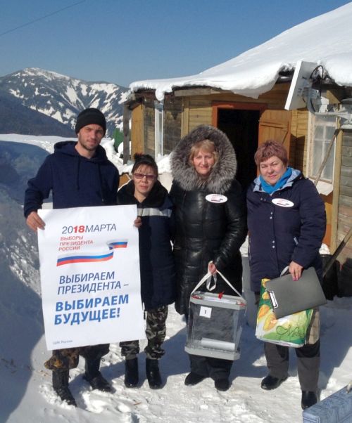 Труднодоступная метеостанция «Солекуль» Дальневосточного УГМС: начальник метеостанции Руслан Тарасов и техник-метеоролог Олеся Уды, члены УИК Наталия Казьмина и Маргарита Липовская (слева направо)