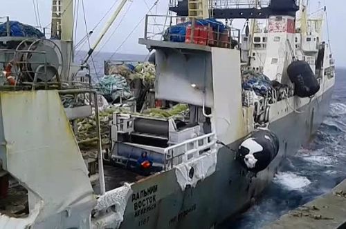 БАТМ «Дальний Восток» Проект: 1288 «Гипрорыбфлота» типа «Пулковский Меридиан» Построен: в 1989 году в г. Николаеве Порт приписки: г. Невельск Компания-судовладелец: «Магеллан» Полное переоборудование и ремонт: 2014 г. Длина: 96,70 м Ширина: 16,00 м Высота: 10,20 м Водоизмещение: 4587 т Скорость: 16,1 узла Ледовый класс: L2 (судно способно самостоятельно работать в разреженных льдах) Специализация: вылов, обработка, заморозка рыбопродукции Вместимость трюмов: 1376 т Экипаж:132 человека Погибло: 69 человек. Фото РКК