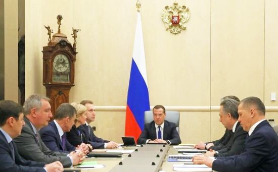 С совещания с вице-премьерами РФ, Дом Правительства, Москва. Полпред Юрий Трутнев крайний справа.