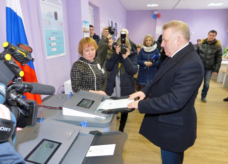 Губернатор Хабаровского края Вячеслав Шпорт проголосовал. За кого? /Фото пресс-службы губернатора.