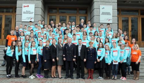 Эти подростки, можно считать, уже нашли свои будущие профессии и место в жизни. Фото пресс-службы ДВЖД