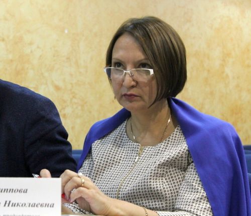 Александра Филиппова с 2015 г. по 2017 г. занимала должность председателя комитета социальной защиты населения правительства Еврейской автономной области. С 28 сентября 2017 года назначена на должность зампреда правительства ЕАО. Она уже заявила, что инфекцию в интернат с большой вероятностью принес кто-то из персонала