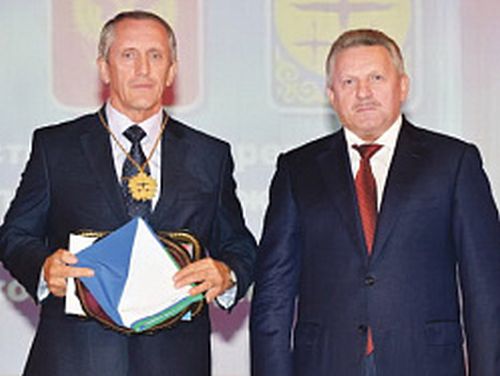 На инаугурацию Виктора Саватеева (слева) в 2014 году приезжал губернатор Хабаровского края Вячеслав Шпорт