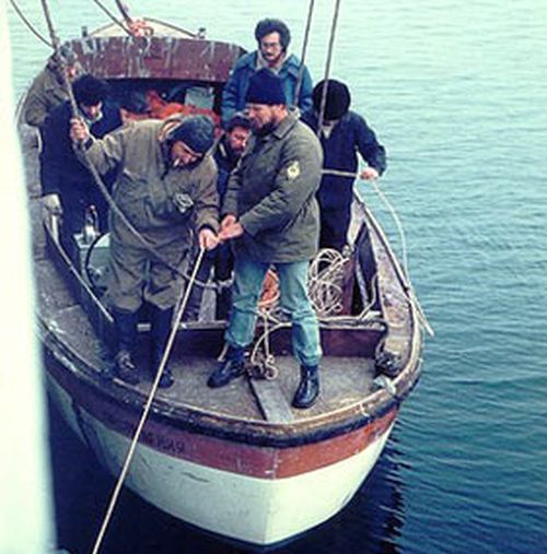 Спуск водолазного ботика с судна «Дмитрий Лаптев» в Чукотское море. Участвовал в этой экспедиции и собкор «Молодого дальневосточника» Вадим Найман (в синем бушлате). Фото Виктора Леонова. 1989 год.