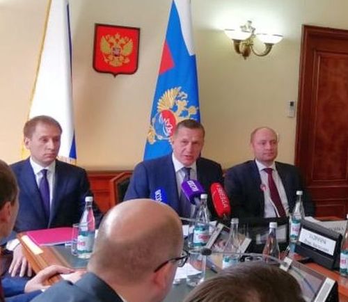 Юрий Трутнев (в центре) представил нового главу Минвостокразвития России Александра Козлова (слева)