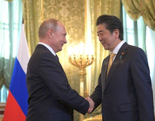 Президент России Владимир Путин с премьер-министром Японии Синдзо Абэ.