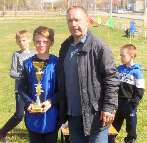 Председатель клуба «Сотник» Валентин Маньковский с золотым капитаном футболистов