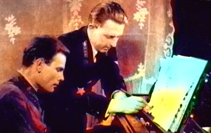 Автор текста Сергей Феоктистов (в центре) и Григорий Буденный - музыкант ансамбля В.А. Рейтнардта (Румянцева) с песней «Шуми, Амур». Хабаровск, 1942 год.