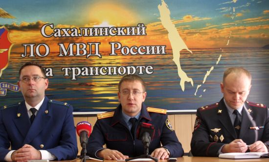 Сахалинский транспортный прокурор Егор  Корчак (на фото - слева) подает самостоятельный (от прокуратуры) гражданский иск в интересах администрации Северо-Курильского городского округа!