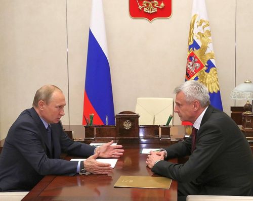 Владимир Путин с временно исполняющим обязанности губернатора Магаданской области Сергеем Носовым.