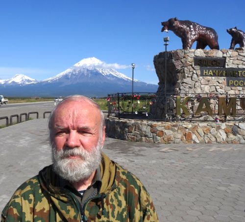 «Здесь начинается Россия» - такое название носит знаменитый памятник неподалеку от аэропорта в Елизово на Камчатке, установленный в 2011 году, через три года после издания хабаровской книги.