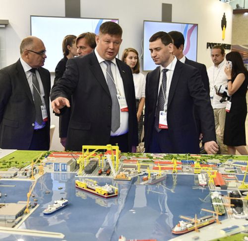 Сверхмощный ледокол «Лидер» (120 МВт) будет построен на предприятии Дальнего Востока, заявил на Международном морском салоне во Владивостоке заместитель главы Минпромторга Олег Рязанцев