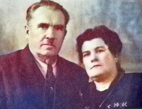 Ивановы: Всеволод Никанорович и Мария Ивановна. Теперь их могилы разделили родственники