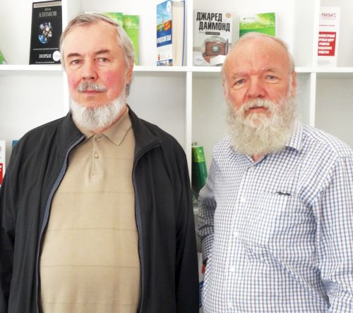 Московский писатель Александр Казинцев (слева) с хабаровским коллегой Владимиром Ивановым-Ардашевым. Единственные бородачи на этом молодежном семинаре.