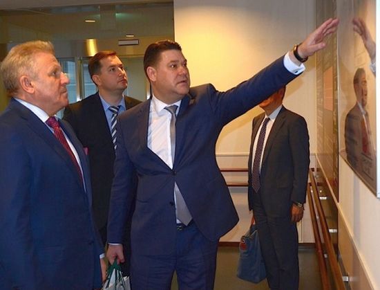 Министр здравоохранения Хабаровского края Александр Витько (в центре) рассказывает губернатору Хабаровского края Вячеславу Шпорту о перспективах отрасли