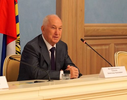 Примечательно в этой глобально-итоговой пресс-конференции было то, что мэр говорил практически без бумажки, заглянув в "шпаргалку" лишь один раз для уточнения какой-то цифры. Фото пресс-службы мэрии Хабаровска