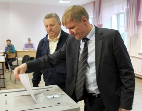 Губернатор Вячеслав Шпорт (на заднем плане) и секретарь ХКО «Единая Россия» Сергей Луговской - сделали все, чтобы в Хабаровском крае проголосовали против них