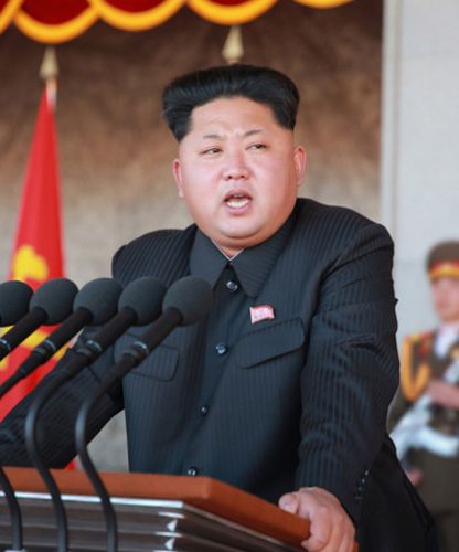 Ким Чен Ын выступает с речью на военном параде по случаю 70-летия ТПК. Фото предоставлено ГК КНДР
