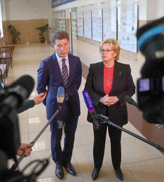 Министр здравоохранения РФ Вероника Скворцова и врио губернатора Приморского Олег Кожемяко