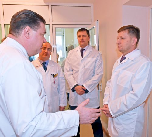 Вопросов к сфере здравоохранения у губернатора Сергея Фургала (крайний справа) все больше. Есть ли ответы у краевого министра здравоохранения Александра Витько (крайний слева)?