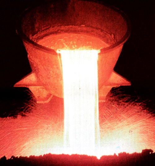 Льется сталь. Фото Сергея Балбашова