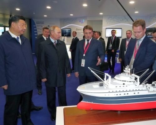 Си Цзинпинь, Владимир Путин, Глеб Франк (на переднем плане справа), в центре - глава Росрыболовства Илья Шестаков. Презентация макета рыболовного судна