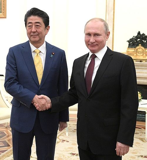 Президент России Владимир Путин с премьер-министром Японии Синдзо Абэ.