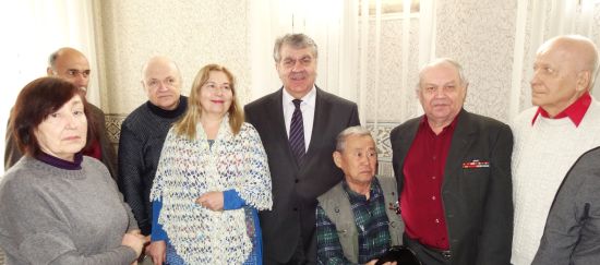 Хабаровские писатели с министром культуры края Александром Федосовым (в центре)