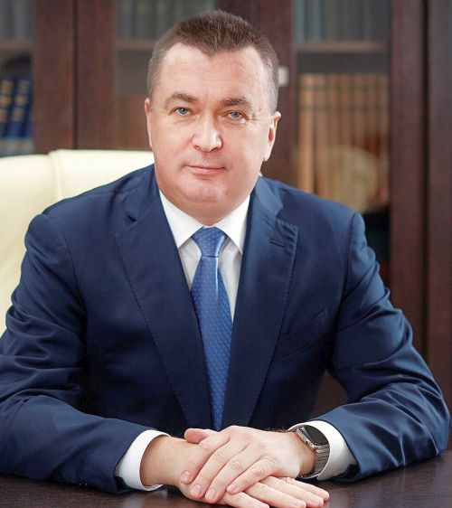 Итоговое распоряжение о передаче краевого имущества Мариинскому театру подписал 28 декабря 2015 года лично Владимир Миклушевский - ныне экс-губернатор Приморского края.