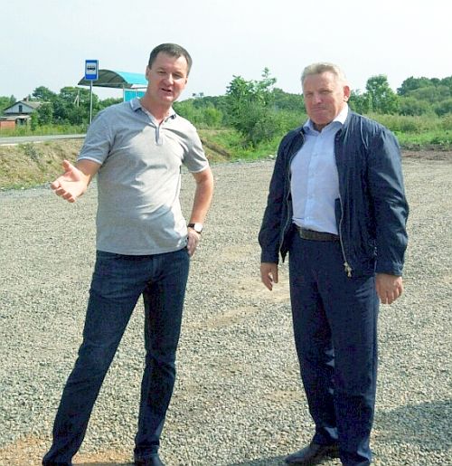 Пример «успешного бизнеса простого человека по освоению дальневосточного гектара» широко использовался в СМИ краевого и федерального масштаба: Владимир Хлапов (слева) с тогда еще главой Хабаровского края Вячеславом Шпортом.