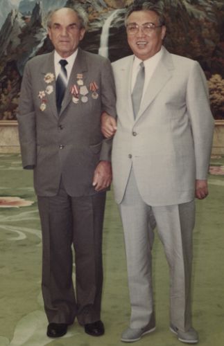 Ким Ир Сен и Яков Новиченко. Фото со странички семьи Якова Тихоновича Новиченко на сайте "Бессмертный полк"