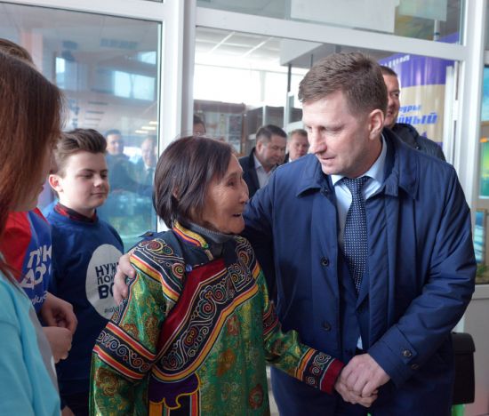 Рабочая поездка губернатора Сергея Фургала в район им. Лазо. Сергей Фургал с дальневосточной писательницей Валентиной Кялундзюгой