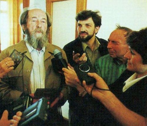 Хабаровские журналисты встречают Александра Солженицына. Крайние справа - основатель "Востока" Феликс Куперман и первый директор-соучредитель "Востока России" Людмила Румянцева. Фото из архива, лето 1994 года.