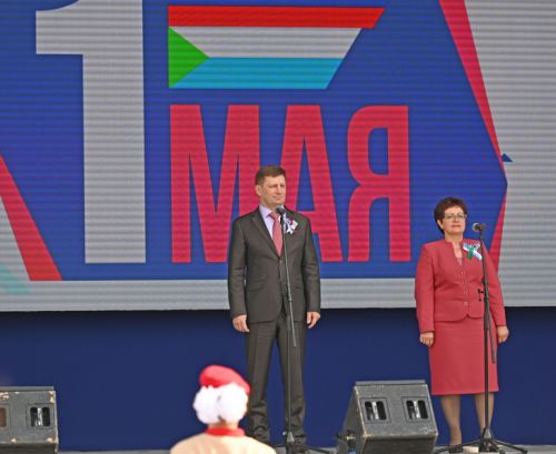 Со сцены собравшихся поздравил губернатор Сергей Фургал и глава краевого объединения профсоюзов Галина Кононенко